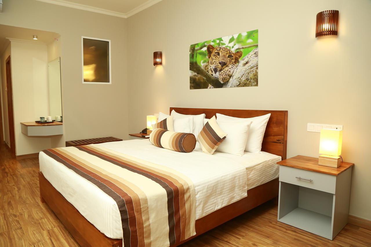 ทะเวนตี้-ทู เวลิคมเบย์ Hotel เวลิกามา ภายนอก รูปภาพ