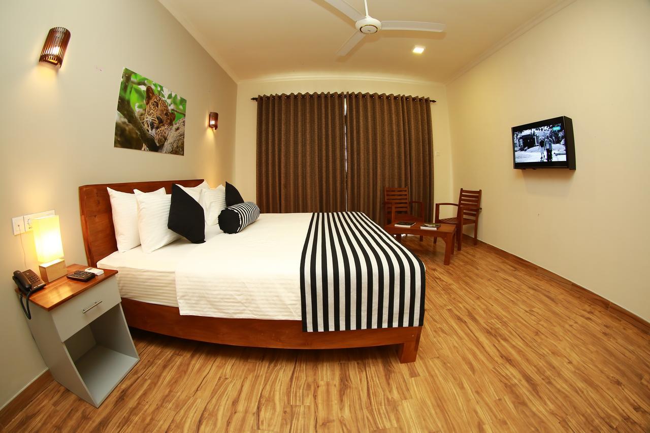 ทะเวนตี้-ทู เวลิคมเบย์ Hotel เวลิกามา ภายนอก รูปภาพ