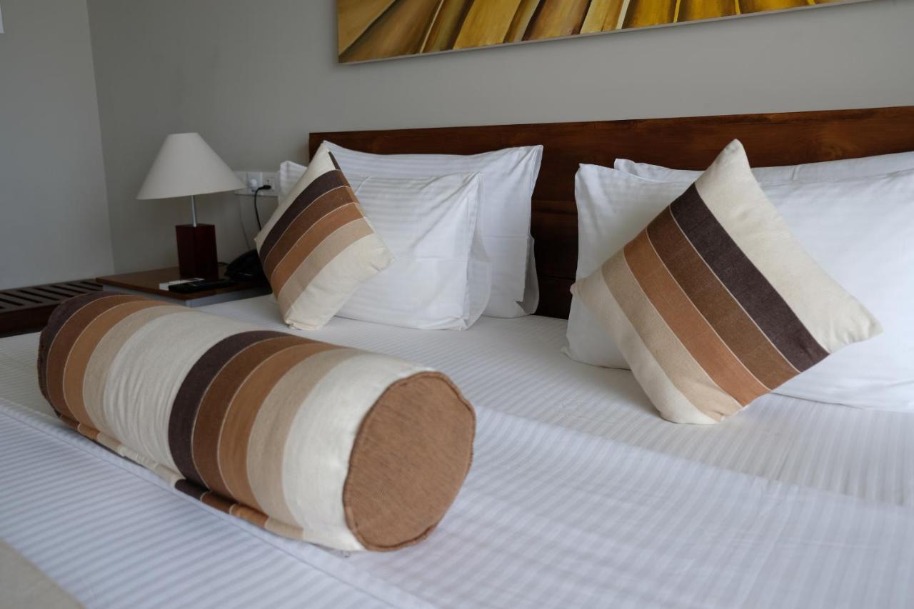 ทะเวนตี้-ทู เวลิคมเบย์ Hotel เวลิกามา ภายนอก รูปภาพ