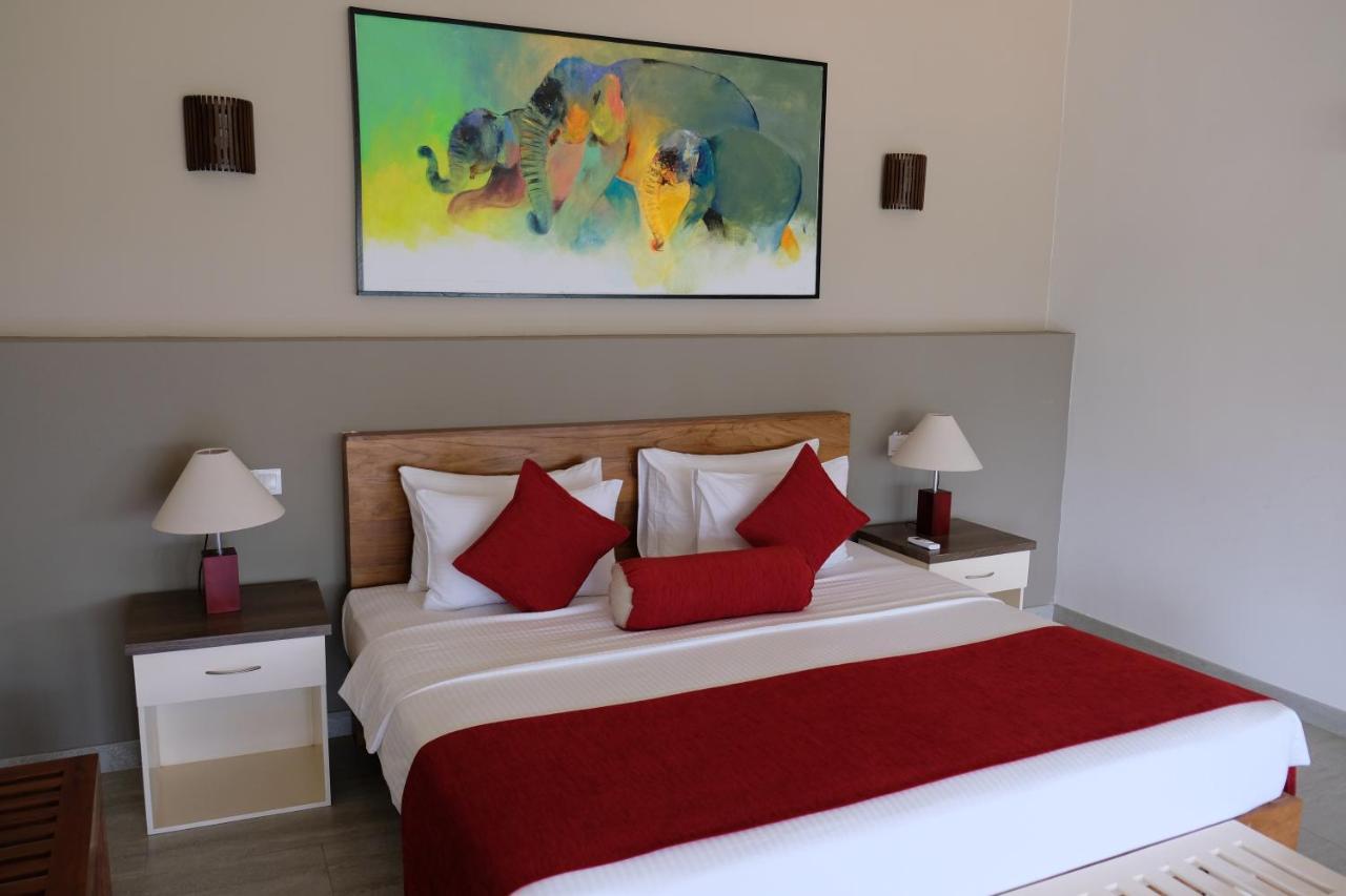 ทะเวนตี้-ทู เวลิคมเบย์ Hotel เวลิกามา ภายนอก รูปภาพ